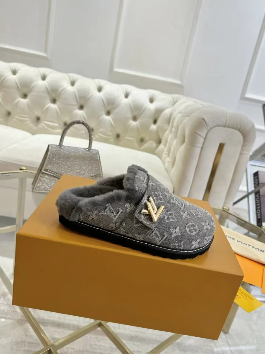 p600✨ LV Couple’s Wool Slippers｜Full of high-end feel, the soles of your feet are luxurious✨ We have achieved the ultimate restoration of the "higher version" of this pair of LV classic toe-toe slippers! 👫💫 🌟 The core advantages are clear at a glance: ✔️ Original jacquard + cowhide fabric, delicate texture, high-end at first glance; ✔️ 280% pure wool lining, wearing barefoot is like stepping on clouds ☁️, soft and skin-friendly and not sweaty; ✔️ Non-slip rubber bottom + three-dimensional toe design, super stable for walking, fashionable and practical!  👀 Must-have attention to detail: Belt buckle + classic LV presbyopic elements, revealing the aura of a big-name brand in a low-key manner ~ Whether it is a couple dating or a trip with besties, both of them are the focus when they go out👟💖 ✨ Easily match the wardrobe: jeans + sweaters, lazy and casual style ✔️ Coat + skirt, refined and elegant ✔️ One pair of shoes can handle a variety of styles, and the sense of luxury is never artificial ~ #LV slippers #couple outfit #High-End Customization #Quality Shoes Recommendation Fabric: Yangjing/classic jacquard fabric Lining: Imported wool lining Sole: Original rubber sole Size: Female 35-41 Male 38-46
